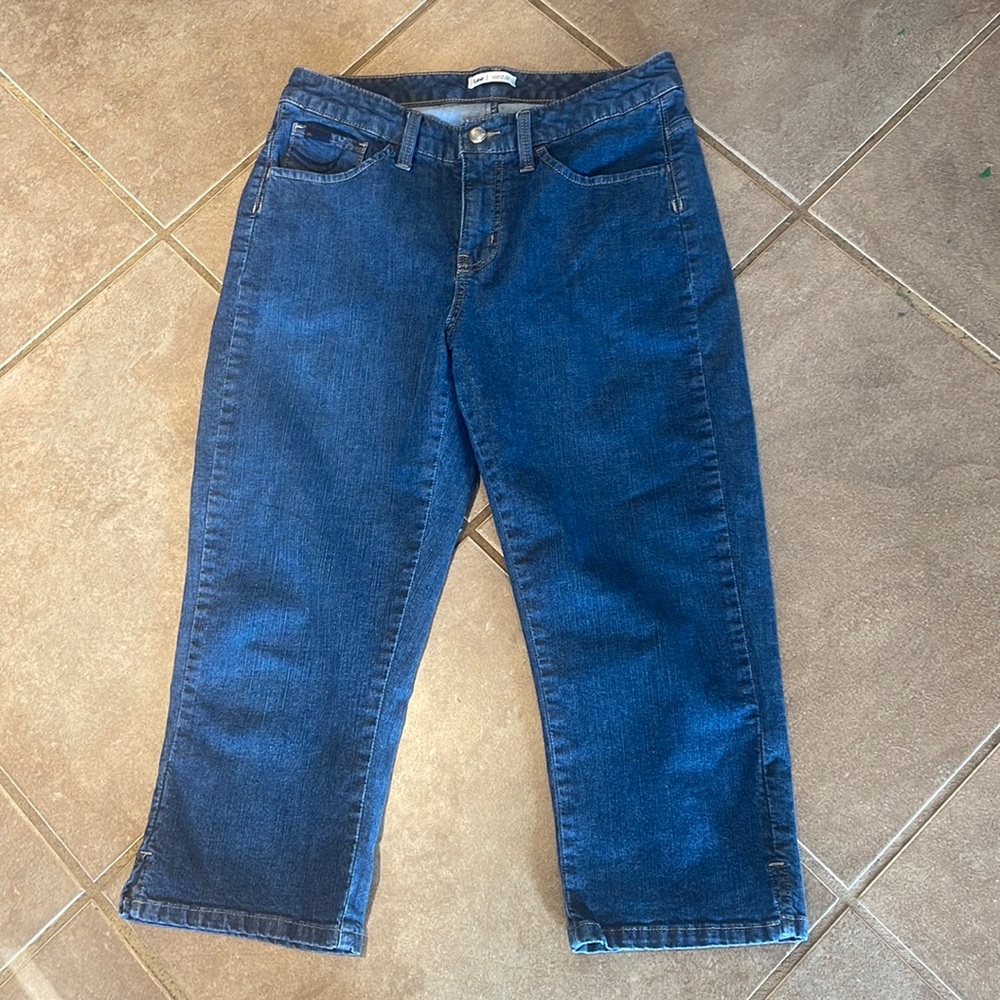 Like new Lee Low Rise Cropped Jeans! Size 8